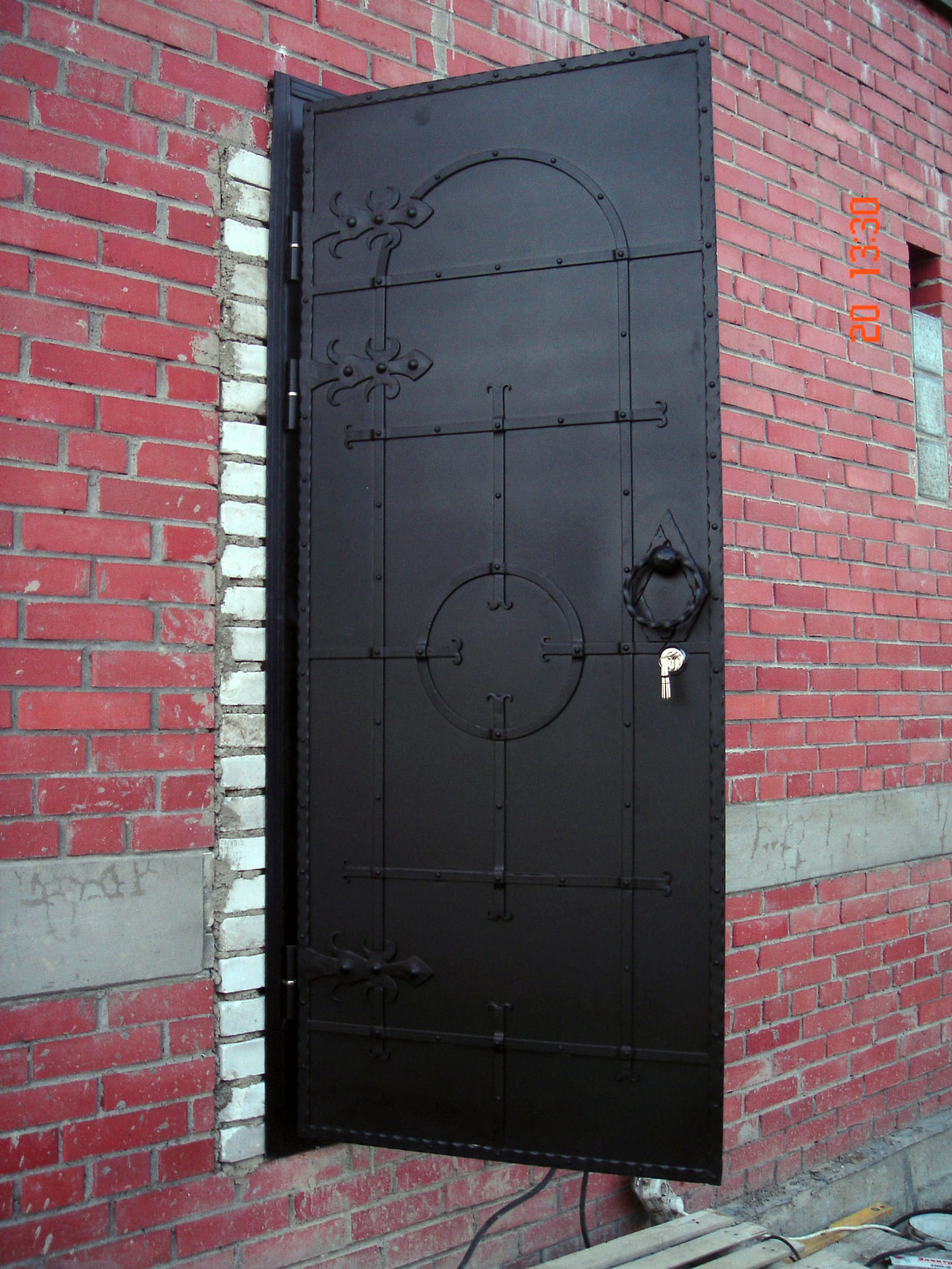 Дверь 12 стекол. Кованые двери. Дагестанские кованые двери. Большие кованые двери. Двери Металлмонтаж.