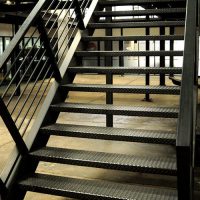 Металлические лестницы на закрытом каркасе
